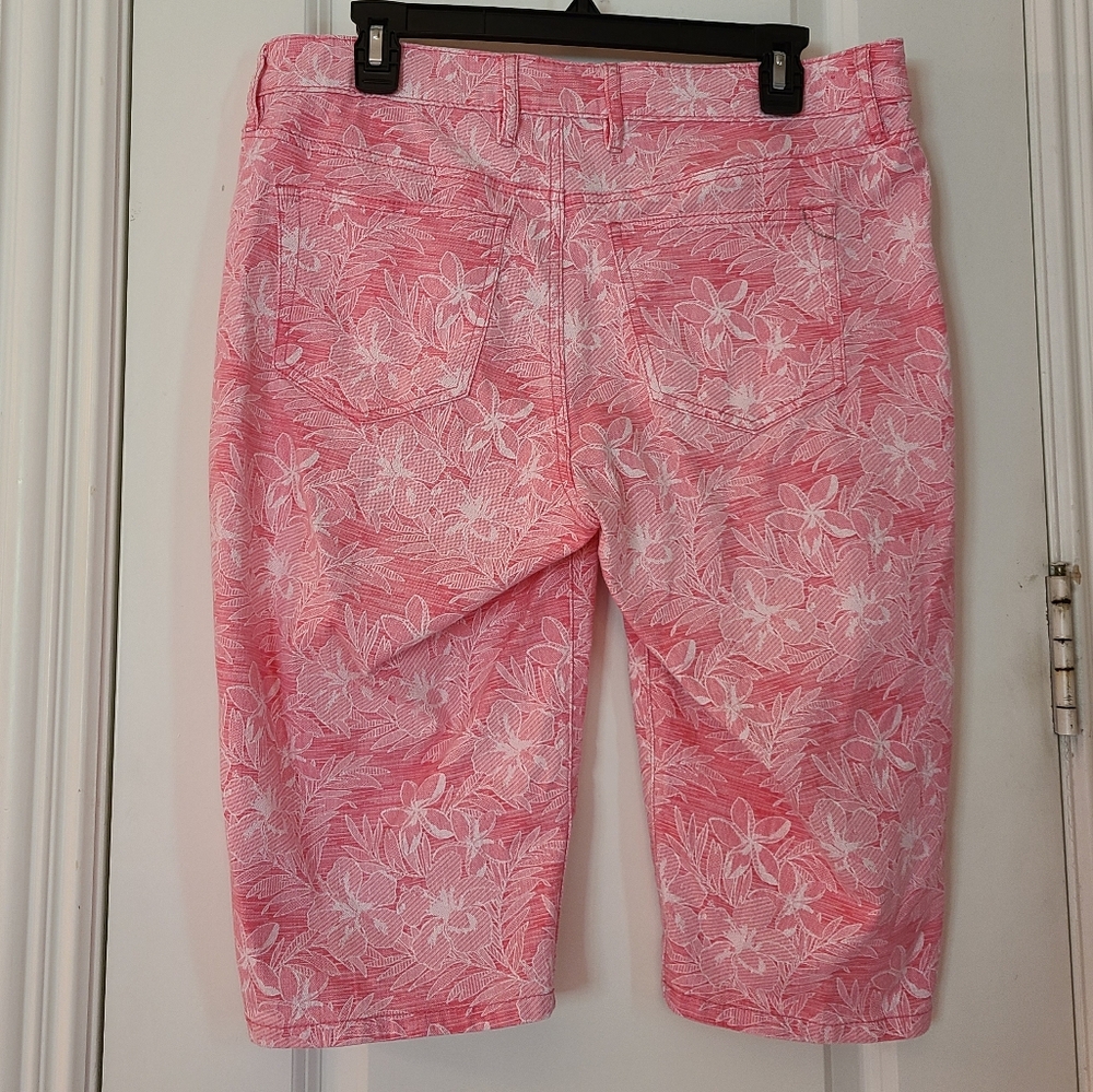 Tommy Bahama Denim Boardwalk Pink Floral 15" Clamdigger Shorts Size 30 - Picture 6 of 12